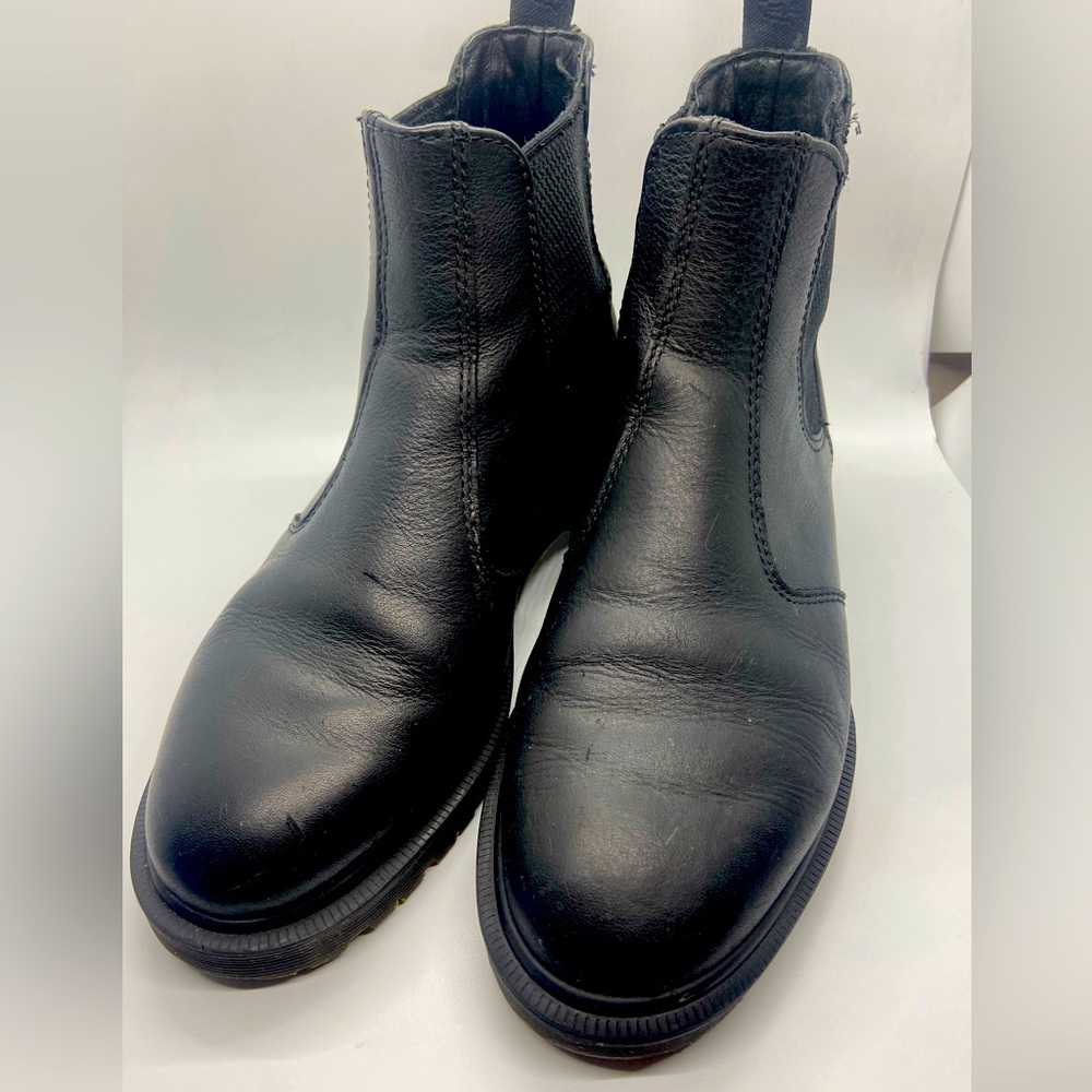 Dr. Martens 2976 unisex sleek black Chelsea boot